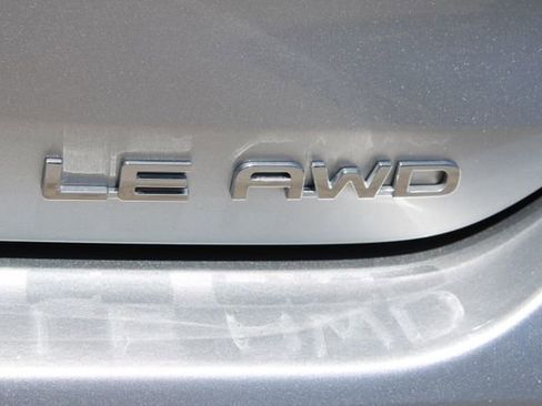 Used 2024 Toyota Highlander LE AWD/4WD image 6