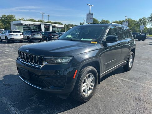 Used 2022 Jeep Grand Cherokee Laredo w/ Luxury Tech Group I AWD/4WD image 1
