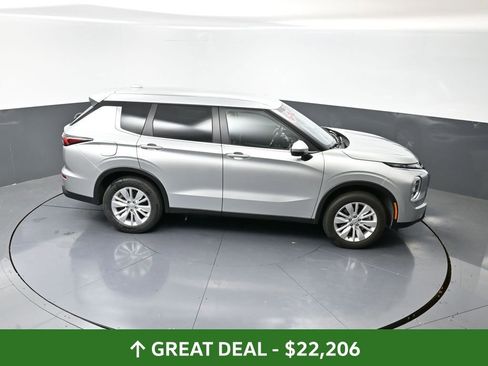 Used 2025 Mitsubishi Outlander ES image 41