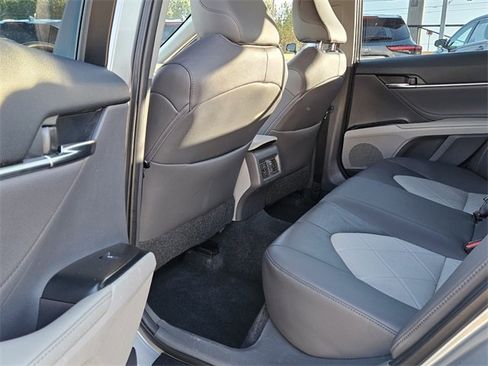 Used 2018 Toyota Camry XLE image 7