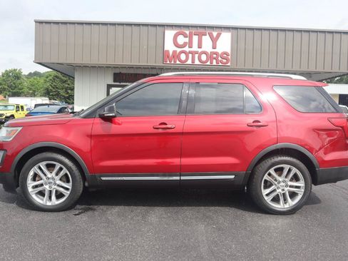 Used 2017 Ford Explorer XLT w/ Equipment Group 201A AWD/4WD image 10