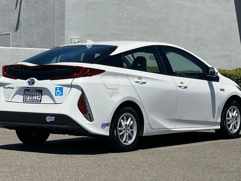 Used 2018 Toyota Prius Prime Premium FWD image 2