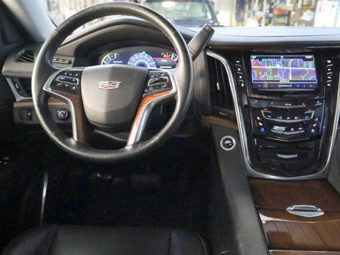 Used 2017 Cadillac Escalade Luxury AWD/4WD image 9