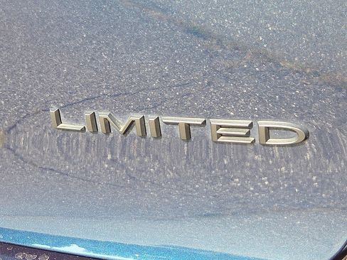 Used 2025 Chrysler Pacifica Limited FWD image 9