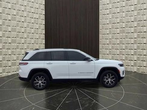 Used 2023 Jeep Grand Cherokee Limited AWD/4WD image 3