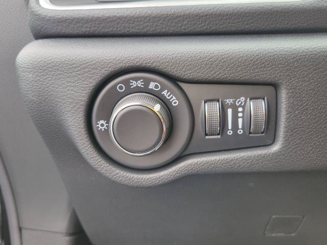 New 2027 Chrysler Pacifica Select FWD image 8