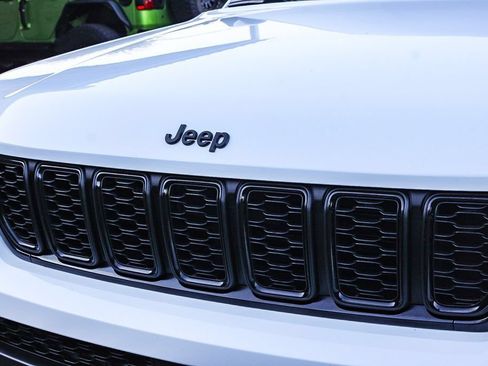 Used 2025 Jeep Grand Cherokee L Altitude RWD image 6