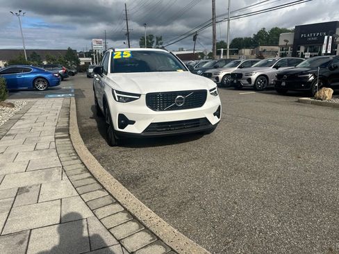 Used 2025 Volvo XC40 B5 Plus AWD/4WD image 8