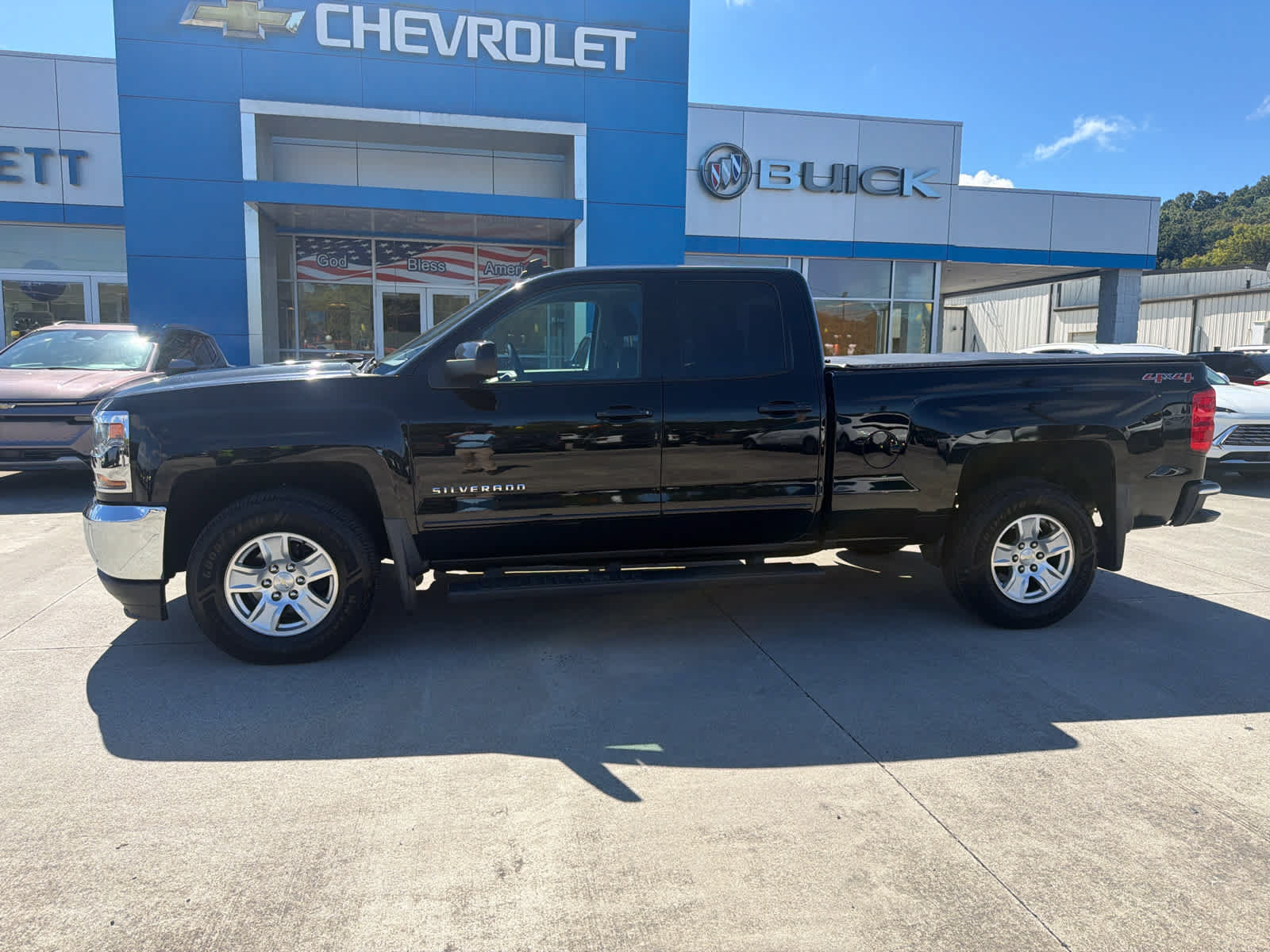 Used 2017 Chevrolet Silverado 1500 LT w/ All Star Edition AWD/4WD image 5