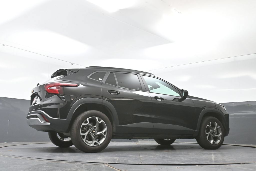 Used 2025 Chevrolet Trax LT FWD image 50