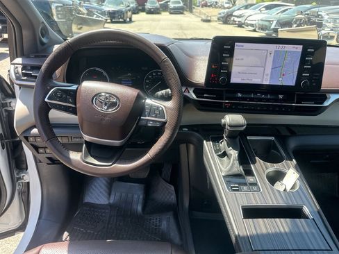 Used 2023 Toyota Sienna Platinum AWD/4WD image 68