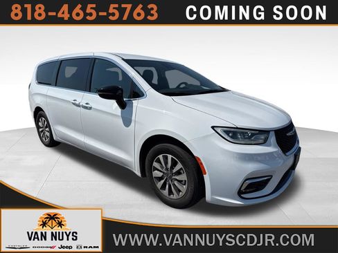 Used 2025 Chrysler Pacifica Select FWD image 1