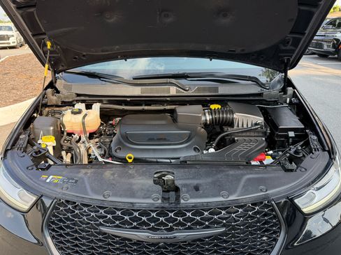 Used 2025 Chrysler Pacifica Limited FWD image 30