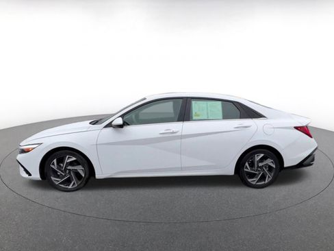 Used 2025 Hyundai Elantra SEL image 9