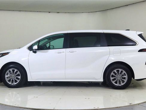 Used 2024 Toyota Sienna LE image 4