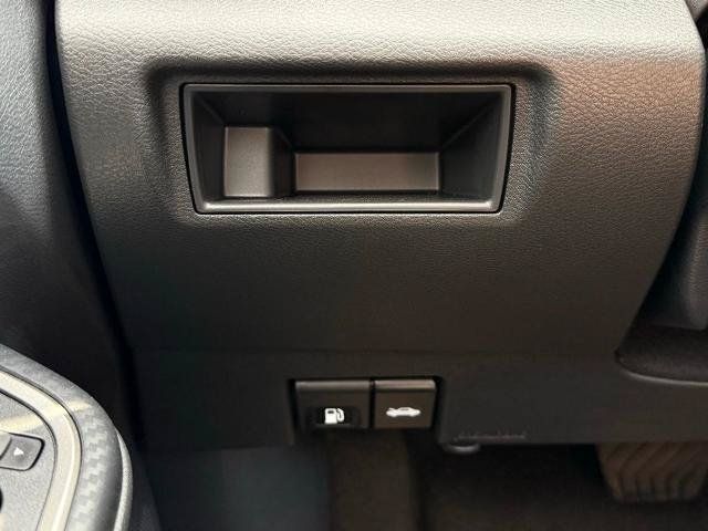 New 2025 Nissan Versa SR w/ Trunk Package FWD image 24