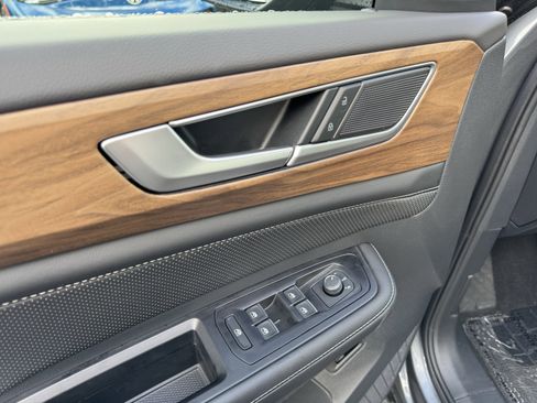 Used 2025 Volkswagen Atlas SE image 15