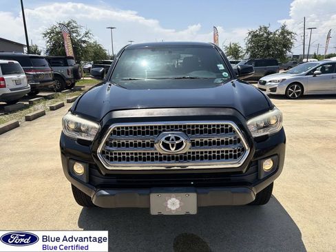 Used 2017 Toyota Tacoma TRD Off-Road w/ Tow Package (A/T) AWD/4WD image 4