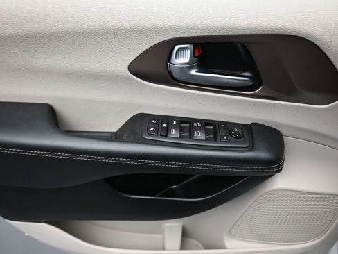 Used 2023 Chrysler Voyager LX image 10
