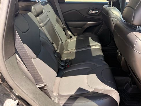 Used 2019 Jeep Cherokee Overland w/ Heavy Duty Protection Group AWD/4WD image 14