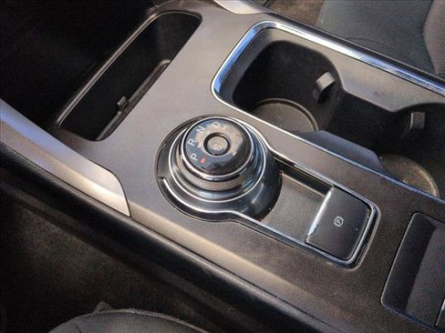 Used 2018 Ford Fusion SE w/ Fusion SE Technology Package FWD image 12