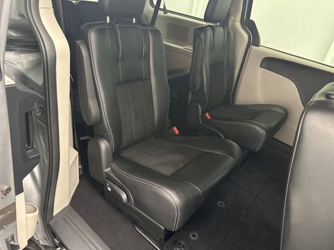 Used 2019 Dodge Grand Caravan SXT FWD image 11