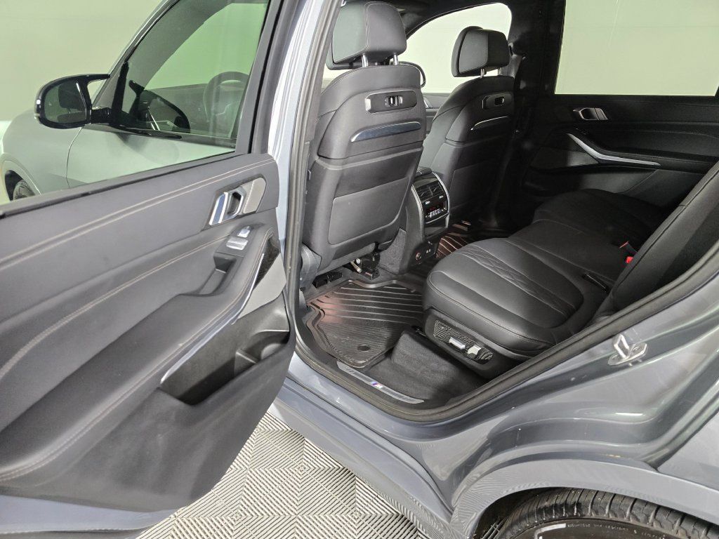 Used 2025 BMW X7 M60i AWD/4WD image 17