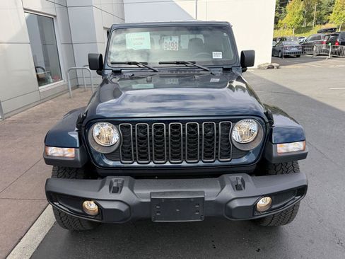 Used 2025 Jeep Gladiator Sport AWD/4WD image 7