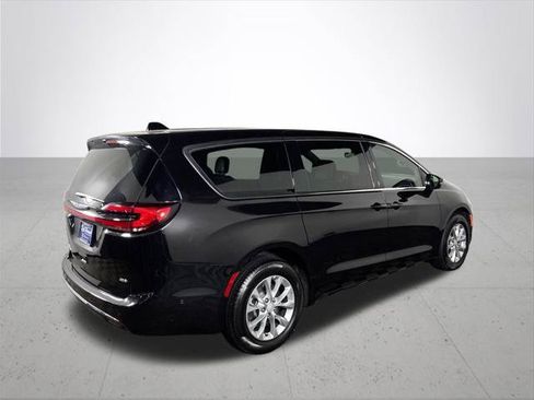 Certified 2025 Chrysler Pacifica Select AWD/4WD image 7