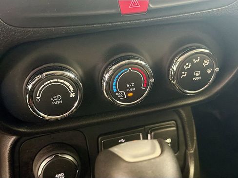 Used 2017 Jeep Renegade Latitude AWD/4WD image 17
