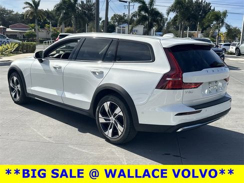 Used 2025 Volvo V60 B5 Cross Country Plus image 10
