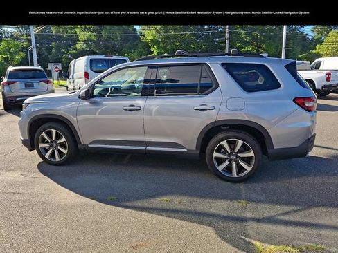 Used 2025 Honda Pilot Touring image 4