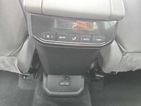 Used 2022 Toyota Highlander XLE AWD/4WD image 38