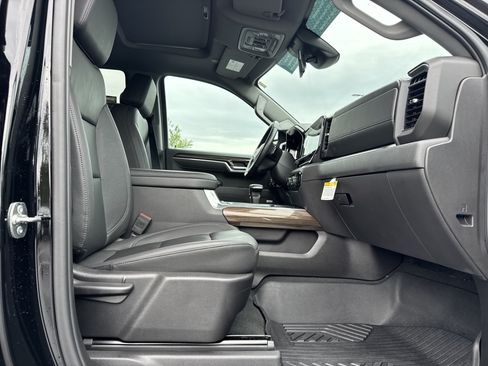Used 2025 Chevrolet Silverado 1500 LT Trail Boss w/ Convenience Package II AWD/4WD image 32