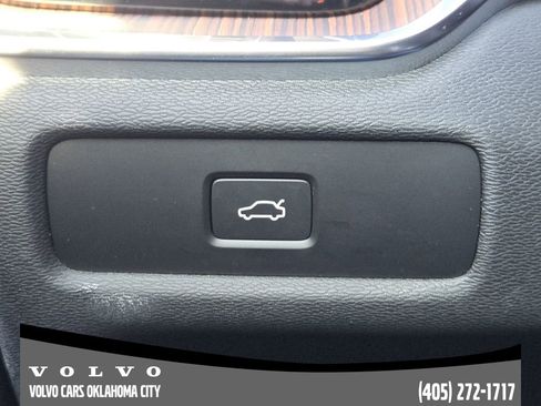 Certified 2025 Volvo V60 B5 Cross Country Plus image 21