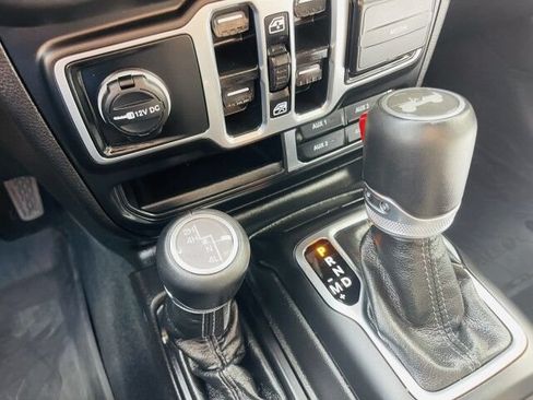 Used 2024 Jeep Wrangler Unlimited Sahara AWD/4WD image 32