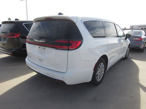 Used 2024 Chrysler Pacifica Touring-L image 3