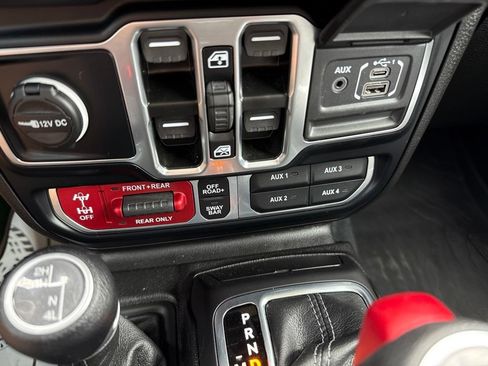 Used 2024 Jeep Gladiator Rubicon w/ Technology Group AWD/4WD image 38