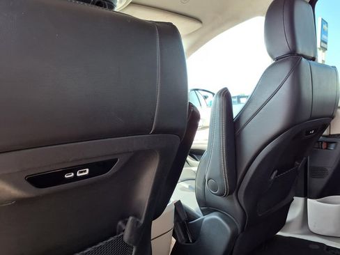 Used 2024 Chrysler Pacifica Touring-L FWD image 23