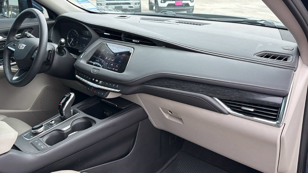 Used 2022 Cadillac XT4 Premium Luxury w/ Cold Weather Package FWD image 33