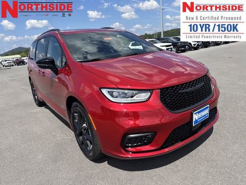 New 2026 Chrysler Pacifica Limited w/ Uconnect Theater Family Group image 3