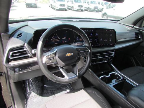 Used 2025 Chevrolet Traverse LT FWD image 13