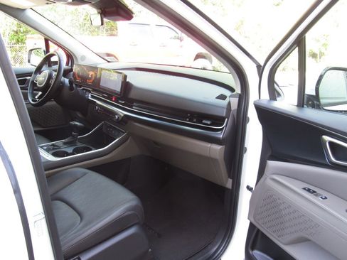 Used 2025 Kia Carnival FWD image 17