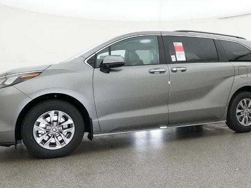 New 2026 Toyota Sienna XLE image 18