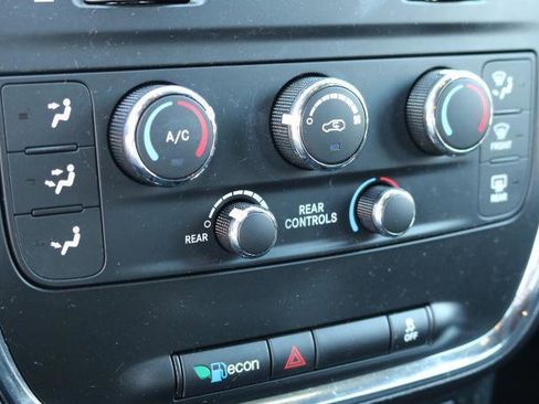 Used 2017 Dodge Grand Caravan SE FWD image 14