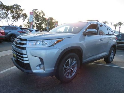 Used 2019 Toyota Highlander XLE image 3