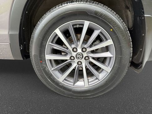 Used 2018 Toyota Highlander XLE AWD/4WD image 14