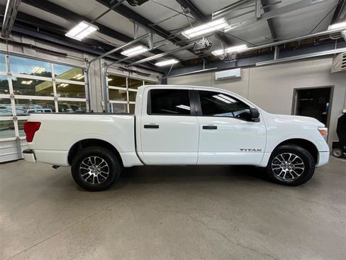 Used 2022 Nissan Titan SV RWD image 6