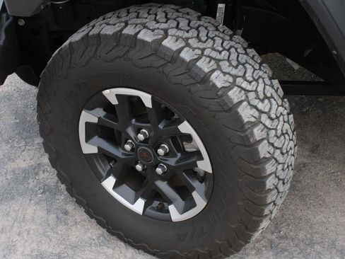 Used 2025 Jeep Wrangler Unlimited Rubicon AWD/4WD image 17