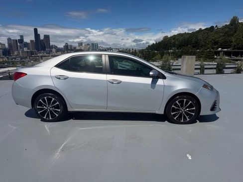 Used 2017 Toyota Corolla SE FWD image 2